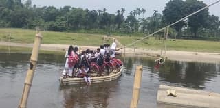 দীর্ঘদিনের দাবির পরও নদীর উপর নেই সেতু, প্রতিনিয়ত চলছে ঝুঁকির পারাপার