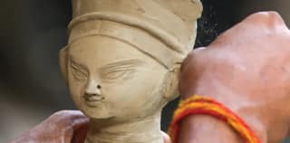 কুমোরটুলিতে মাটির আকাল, বাড়ছে ক্ষোভ