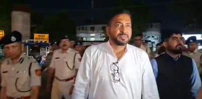 পথ দুর্ঘটনা এড়াতে রাতেই পুলিশ কমিশনারকে নিয়ে রাস্তায়  শিলিগুড়ির বিজেপি বিধায়ক  শঙ্কর ঘোষ