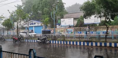 তীব্র গরমের পর দক্ষিণ দিনাজপুর জেলার বালুরঘাটে স্বস্তির বৃষ্টি