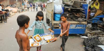বুলডোজার চালিয়ে স্ট্র্যান্ড রোডের দু’ধার সাফ, উচ্ছেদ ফুটপাতেও