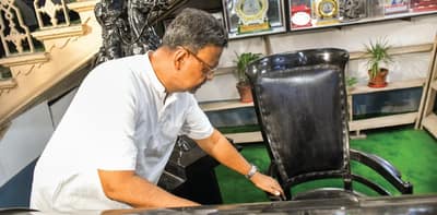 অবশেষে ইস্তফা মেয়র ববির