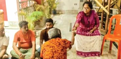 দুর্গামন্দিরে বসে কাটমানির টাকা ফেরালেন কাউন্সিলার