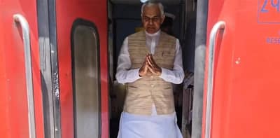 ট্রেনে চেপে কুরুক্ষেত্রে এলেন গুজরাতের রাজ্যপাল আচার্য দেবরত