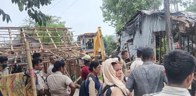 কাটোয়ায় রেলের টিআরডি কলোনীতে চলল বুলডোজার, জবরদখল উচ্ছেদ করল রেল