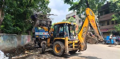 টালা পার্ক সংলগ্ন পাইকপাড়ায় মোহিত মিত্র মঞ্চ সংলগ্ন ফুটপাতে থাকা ঝুপড়ি, দোকান উচ্ছেদ করল পুরসভা, চলল বুলডোজার