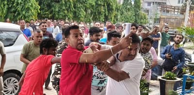 ময়নাগুড়ি থানার পুলিশের হাতে গ্রেপ্তার পঞ্চায়েত সমিতির কর্মাধ্যক্ষ বিমলেন্দু চৌধুরী, তাঁকে লক্ষ্য করে ডিম ছুঁড়লেন জনতা
