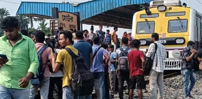 সকাল থেকে ডায়মন্ড হারবার লাইনে অবরোধ চলছে, ব্যাহত ট্রেন চলাচল