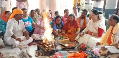 প্রধানমন্ত্রীর সাফল্য কামনায় সর্বমঙ্গলা মন্দিরে হোম করছেন মন্ত্রী মৌমিতা বিশ্বাস মিশ্র