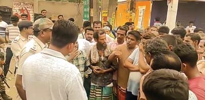 কাঁটাতার দিলে জমি পরিত্যক্ত হওয়ার শঙ্কা,   অবরোধ চাষিদের