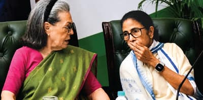 তৃণমূল মিশছে কংগ্রেসে? সোনিয়া-মমতা আলোচনায় জল্পনা, অস্বীকার দু’পক্ষেরই