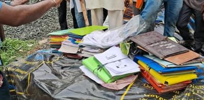ইলামবাজারে তৃণমূলের দলীয় কার্যালয় থেকে উদ্ধার বস্তা বস্তা সরকারি ত্রাণের ত্রিপল, আধার কার্ডের জেরক্স, বিভিন্ন ফাইল এবং সাদা থান