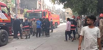 দিল্লির মায়াপুরী এলাকায় একটি কারখানায় আগুন, অকুস্থলে দমকলের ১৮টি ইঞ্জিন