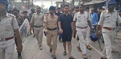 সুজাপুর এলাকায় একটি মামলার পুনর্নির্মাণ করতে পুলিশ আজ ফের রাস্তায় হাফ প্যান্ট পরিয়ে হাঁটাল জাহাঙ্গীর খানকে