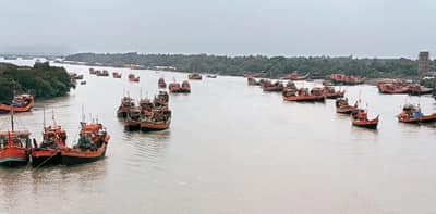 ড্রামে কেনা যাবে না ট্রলারের তেল সরকারি নির্দেশে চিন্তায় মৎস্যজীবীরা
