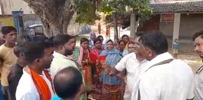 জব কার্ড আটকে রাখার অভিযোগে নানুরে তৃণমূল নেতার দাদার বাড়ির সামনে আদিবাসীদের বিক্ষোভ