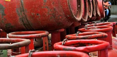 ফের বাড়ল রান্নার গ্যাসের দাম, এবার প্রতি সিলিন্ডারে ২৯ টাকা