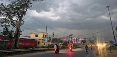আগামী কয়েক ঘণ্টায় উত্তর দিনাজপুর ও মালদা জেলায় বৃষ্টিপাতের সম্ভাবনা, জারি হলুদ সতর্কতা