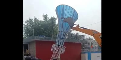 গড়িয়া শ্মশানের কাছে দু’টি বেআইনি নির্মাণ ভেঙে ফেলা হল