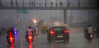 আগামী কয়েক ঘণ্টার মধ্যে কলকাতা ও দুই ২৪ পরগনায় বিক্ষিপ্তভাবে ঝড়-বৃষ্টির পূর্বাভাস