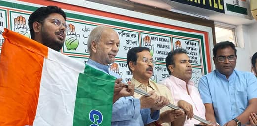কংগ্রেসে যোগ দিলেন মেখলিগঞ্জ পুরসভার চেয়ারম্যান প্রভাত পাটনি সহ ৬  কাউন্সিলার