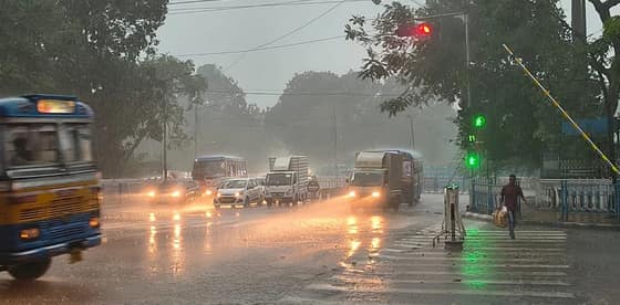 আকাশ কালো করে প্রবল বৃষ্টি, ভ্যাপসা গরম থেকে স্বস্তি কলকাতাবাসীর