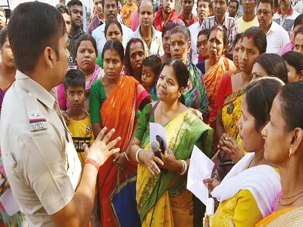 কৃষ্ণনগরে স্বনির্ভর সঙ্ঘের ভোটার তালিকায় গরমিল, তুমুল বিক্ষোভ