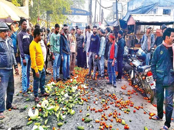 ঝাড়গ্রাম স্টেশন বাজারে ঢুকতে বাধা রেলের, বিক্ষোভ চাষি ও বিক্রেতাদের
