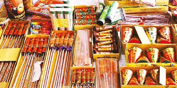 কলকাতা বিমানবন্দরের কাছে বাজেয়াপ্ত ট্রাক ভর্তি শব্দবাজি