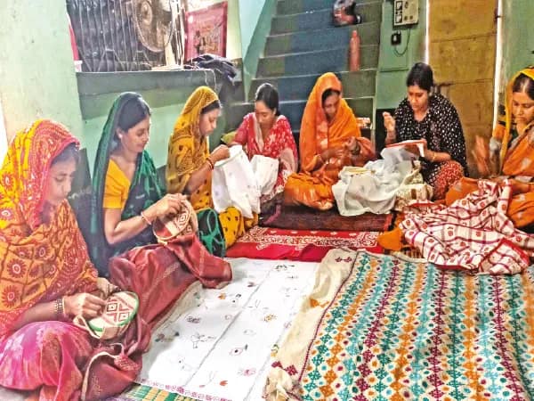সংসার সামলে ডোকরার গয়না থেকে কাঠপুতুল তৈরি, দশভুজা পূজা-বুল্টিরা