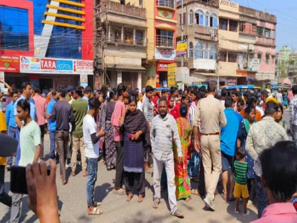 চিকিৎসায় গাফিলতিতে প্রসূতি মৃত্যুর অভিযোগ রামপুরহাটে নার্সিংহোমে বিক্ষোভ, অবরোধ