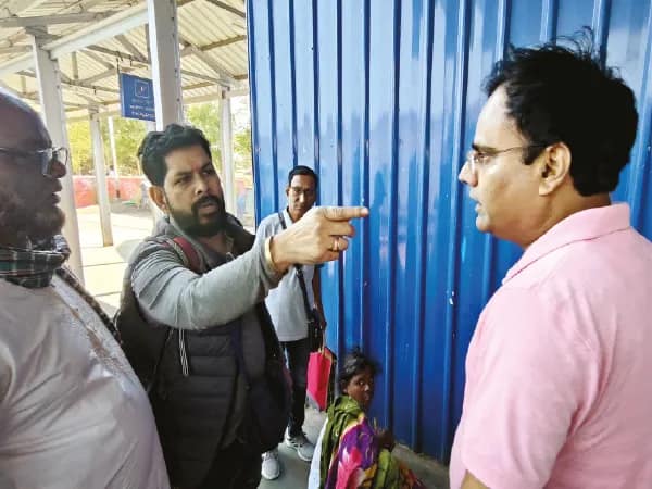 রেলের গাফিলতিতে মৃত্যু ভবঘুরের সদ্যোজাত সন্তানের, তুমুল বিক্ষোভ রামপুরহাট স্টেশনে