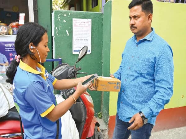 পার্সেল ডেলিভারি করে জীবন সংগ্রাম রায়গঞ্জের নমিতার
