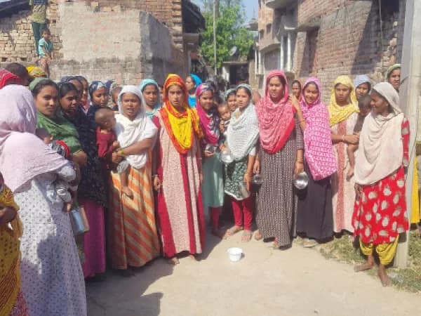 মানিকচকের শেখপুরায় অঙ্গনওয়াড়ি কেন্দ্র অনিয়মিত খোলায় বিক্ষোভ মহিলাদের