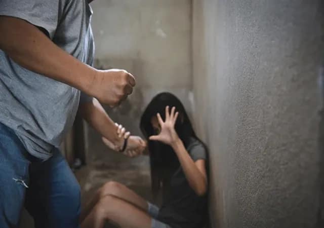 যাদবপুরে তিনতলা থেকে ঠেলে ফেলে দিয়ে নাবালিকা মেয়েকে খুনের চেষ্টা, অভিযুক্ত বাবাকে গ্রেপ্তার করল পুলিস