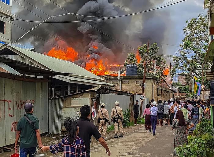 শাহের নির্দেশে বাহিনীর অভিযানের প্রথম দিনে ফের উত্তপ্ত মণিপুর, বাসে হামলা