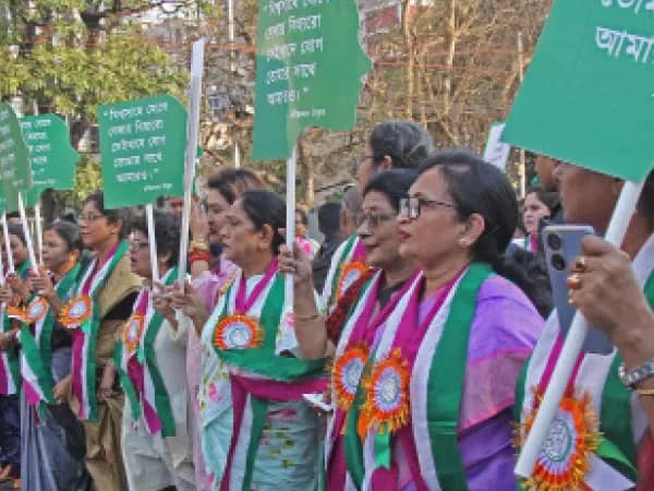 মাথা উঁচু করে চলার সাহস এবং লড়াই করার সংকল্প, নারী দিবসে বার্তা মমতার