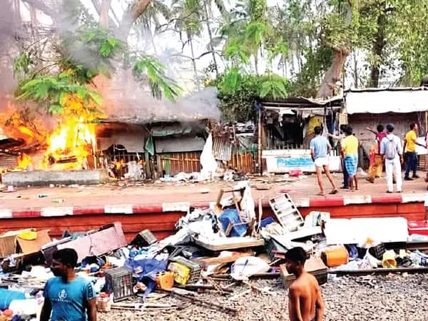 সন্তোষপুর স্টেশনের ২ নম্বর প্ল্যাটফর্মে ভয়াবহ আগুন, ভস্মীভূত ১০টি দোকান