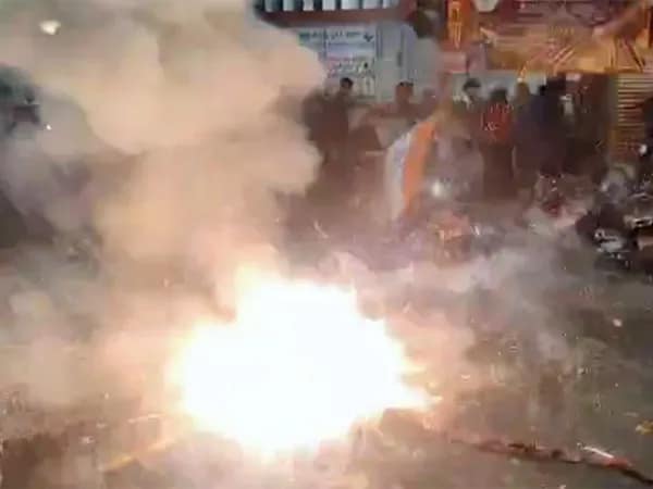 চ্যাম্পিয়ন্স ট্রফিতে ভারতের জয়ে উচ্ছ্বাস, বাজি ফাটাতে গিয়ে মালদহের হকার্স মার্কেটে আগুন