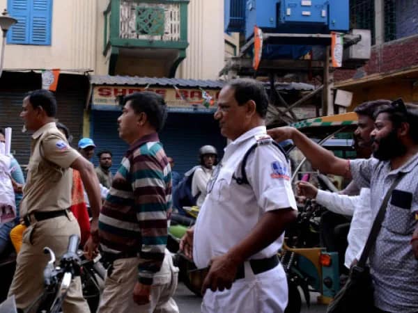 নাবালিকাকে যৌন হেনস্তার অভিযোগে বেদম  মার, প্রৌঢ়কে পুলিসের হাতে তুলে দিল জনতা