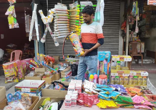 রায়গঞ্জে রঙের বাজার মাতাচ্ছে আবির স্প্রে,সিলিন্ডার,গুলালগান