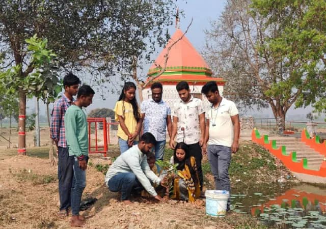 সাগরদিঘিতে বিবাহবার্ষিকীতে বৃক্ষরোপণ আদিবাসী শিশুদের খাওয়ালেন দম্পতি