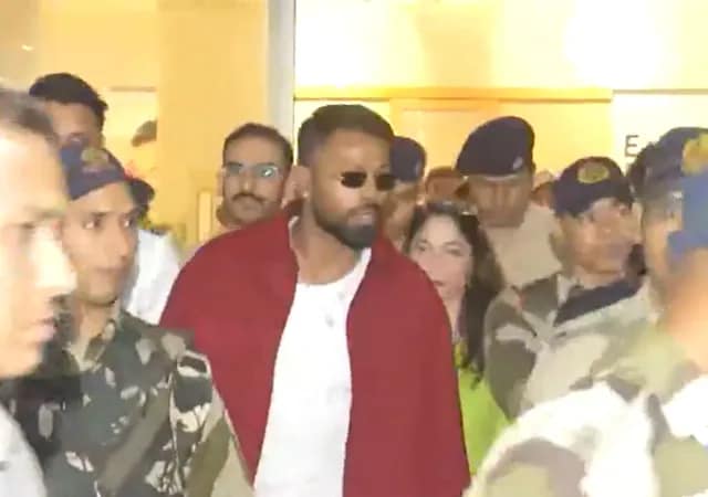 দুবাই থেকে মুম্বই আন্তর্জাতিক বিমানবন্দরে এলেন চ্যাম্পিয়ন্স ট্রফি জয়ী ক্রিকেটার হার্দিক পান্ডিয়া