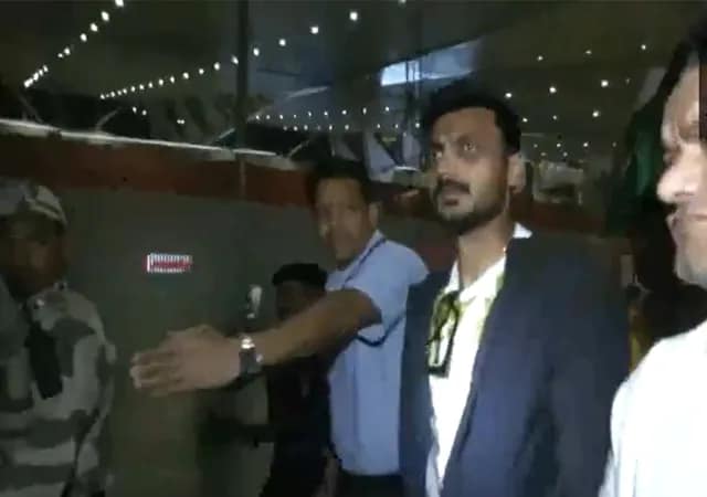 আহমেদাবাদ বিমানবন্দরে পৌঁছলেন চ্যাম্পিয়ন্স ট্রফি জয়ী ক্রিকেটার অক্ষর প্যাটেল
