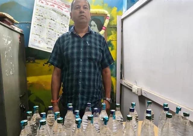 জলপাইগুড়ির ময়নাগুড়ির সিঙ্গিমারি এলাকায় অবৈধ মদ বিক্রির অভিযোগে গ্রেপ্তার ১