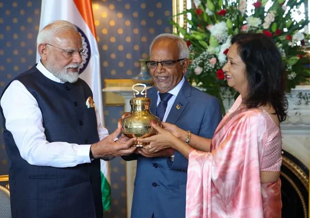 পূর্ণকুম্ভে সঙ্গমের পবিত্র জল মরিশাসের প্রেসিডেন্টকে উপহার হিসেবে দিলেন প্রধানমন্ত্রী নরেন্দ্র মোদি