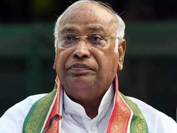 রাজ্যসভায় বেফাঁস মন্তব্যের জের, বিপাকে পড়ে ক্ষমা চাইলেন খাড়্গে