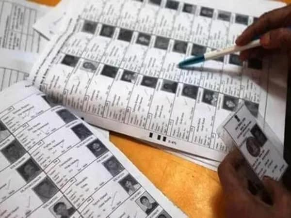 কাটোয়ায় ‘বাবা’ বিভ্রাট, দুই বাংলাদেশিও ভোটার