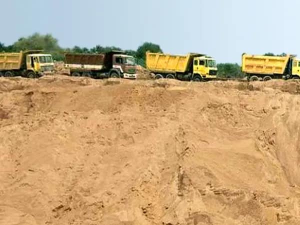 নদীর মাঝে বাঁধ বালি মাফিয়াদের