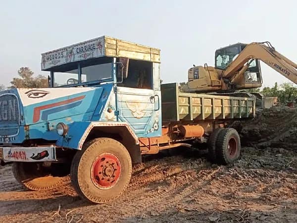 পিয়ালি নদীর খালপাড় থেকে মাটি  পাচার, পুলিসি নজরদারি নিয়ে প্রশ্ন